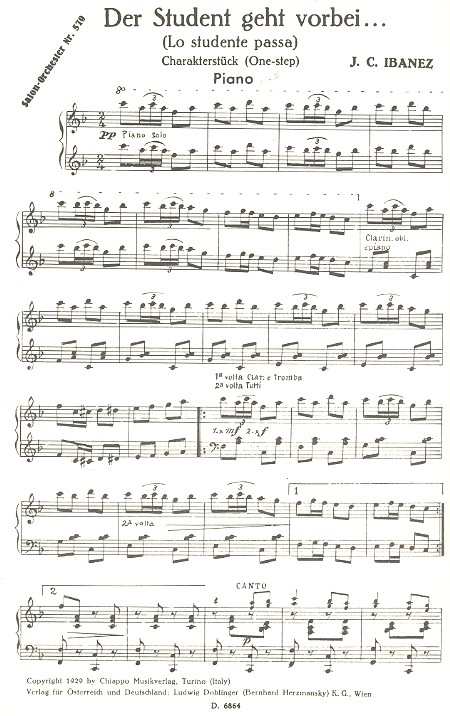 Der Student geht vorbei: