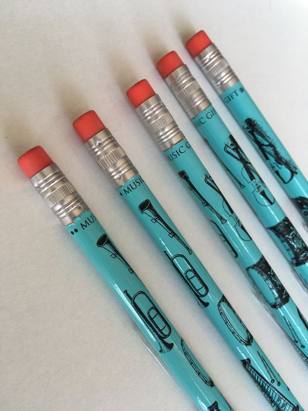 Bleistift Instrumente und roter Radiergummi (blau)