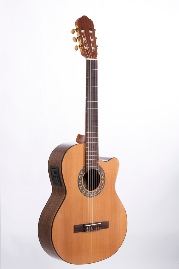 VOLT Konzertgitarre Sevilla KG-6000 CTW-EQ (4/4, hochglänzend)